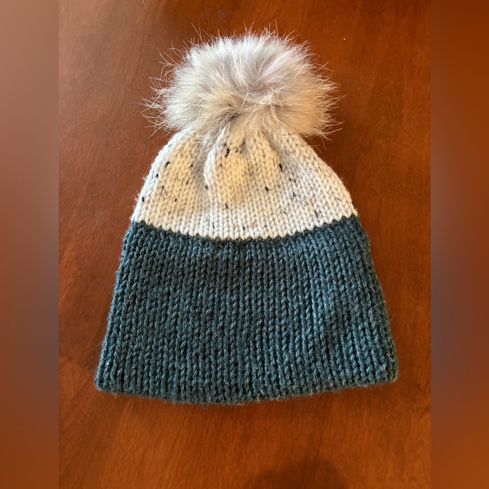 Stylish Two-Tone Knit Beanie with Pom-Pom